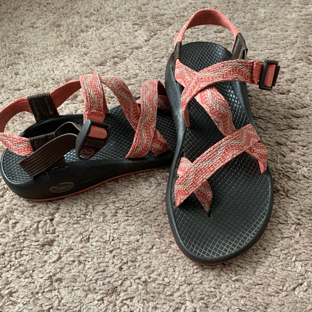 Women’s pink Chacos
